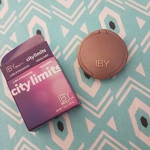 Sample size eyeshadow